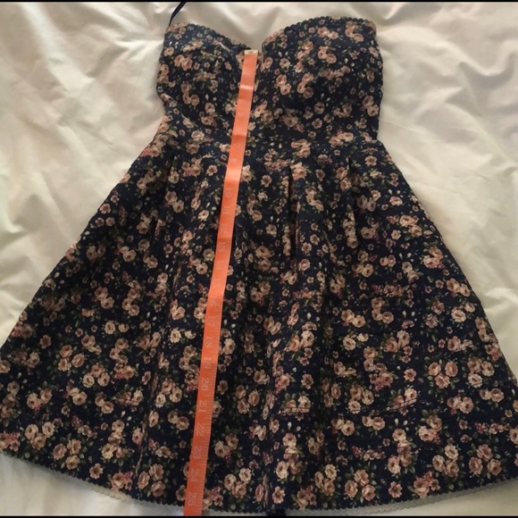 ⭐️⭐️⭐️ 5 for 10.  Beautiful Scarlett strapless dress with sweetheart neckline - Picture 2 of 6